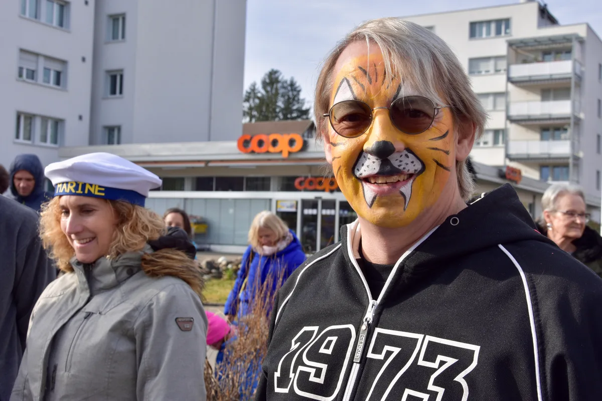 Auch Erwachsene erfreuten sich ab Gesichtsschminke. Mann mit geschminktem Katzen – oder Tigergesicht.